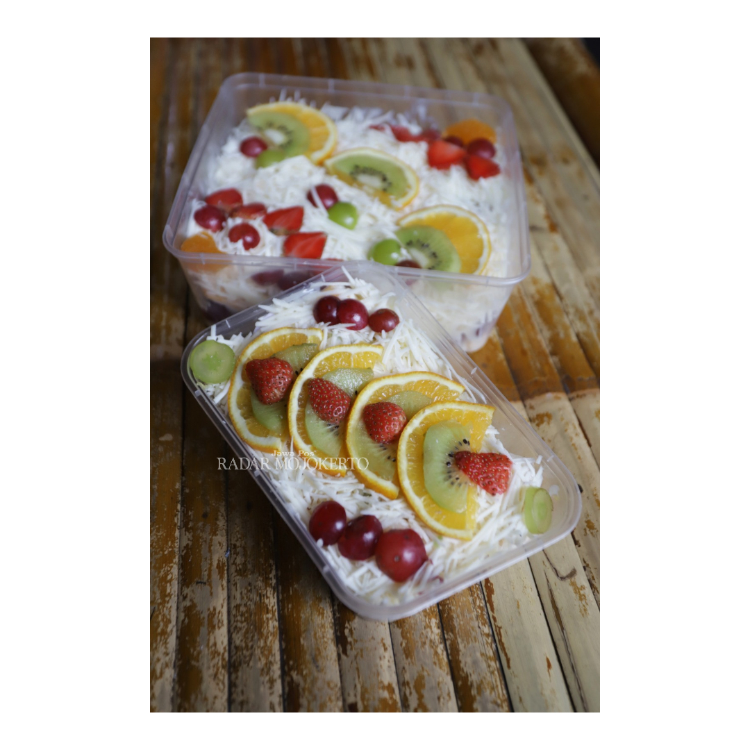 Varian salad berbahan buah-buahan.
