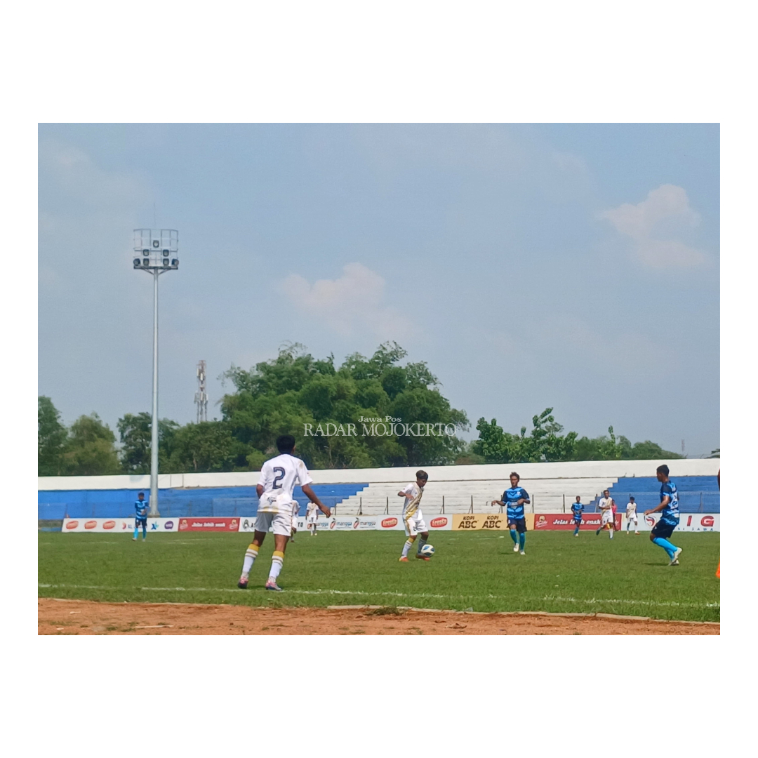 KANDANG KEBANGGAAN: PSMP bermain di Stadion Gajah Mada, Mojosari, selama babak penyisihan grup Liga 3 Jatim, Desember tahun lalu.