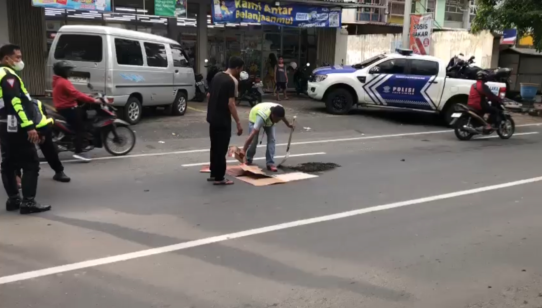 NAHAS: Petugas kepolisian melakukan olah TKP kecelakaan maut di Jalan Airlangga, Desa Seduri, Kecamatan Mojosari, Senin (5/2) sore.