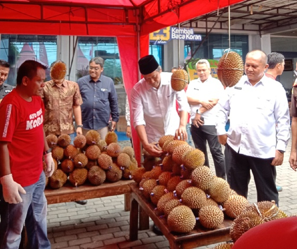 DURIAN LOKAL: Sekdakab Mojokerto Teguh Gunarko memilih durian khas Mojokerto didampingi Direktur JPRM M Nur Kholis di event Pesta Durian Runtuh, di kantor JPRM, Rabu (7/2).