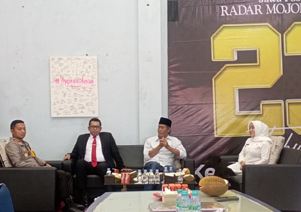 SINERGI: Pj Wali Kota Moh Ali Kuncoro, Bupati Ikfina Fahmawati dan Kapolres Mojokerto Kota AKBP Daniel S. Marunduri serta Direktur JPRM M Nur Kholis berbincang di aula JPRM, Rabu (7/2).
