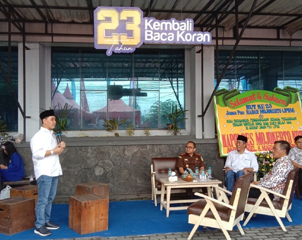 ATENSI: Wabup Muhammad Albarraa memberikan sambutan event Durian Runtuh di halaman kantor JPRM, Rabu (7/2).