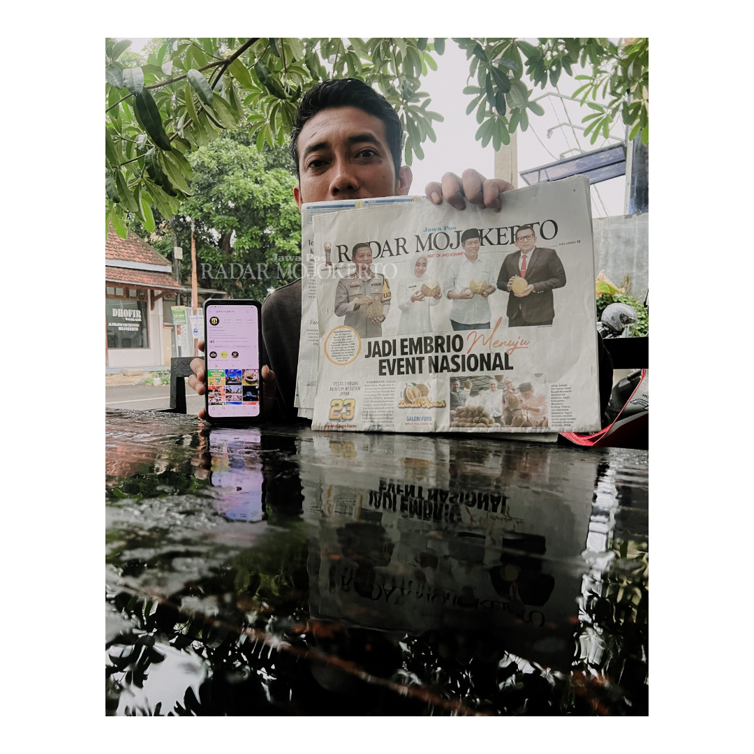 MENGUNTUNGKAN: Influencer Fuad Amanulloh menunjukkan akun media sosialnya dan koran sebagai pijakan berbagi informasi aktual dan valid.