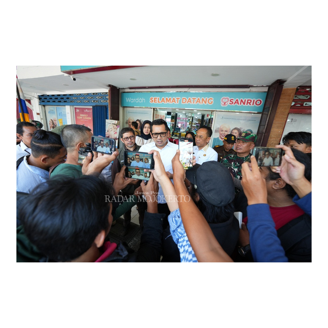 DOOR STOP: Pj Wali Kota Moh Ali Kuncoro ketika menghadapi awak media dalam sebuah kesempatan.