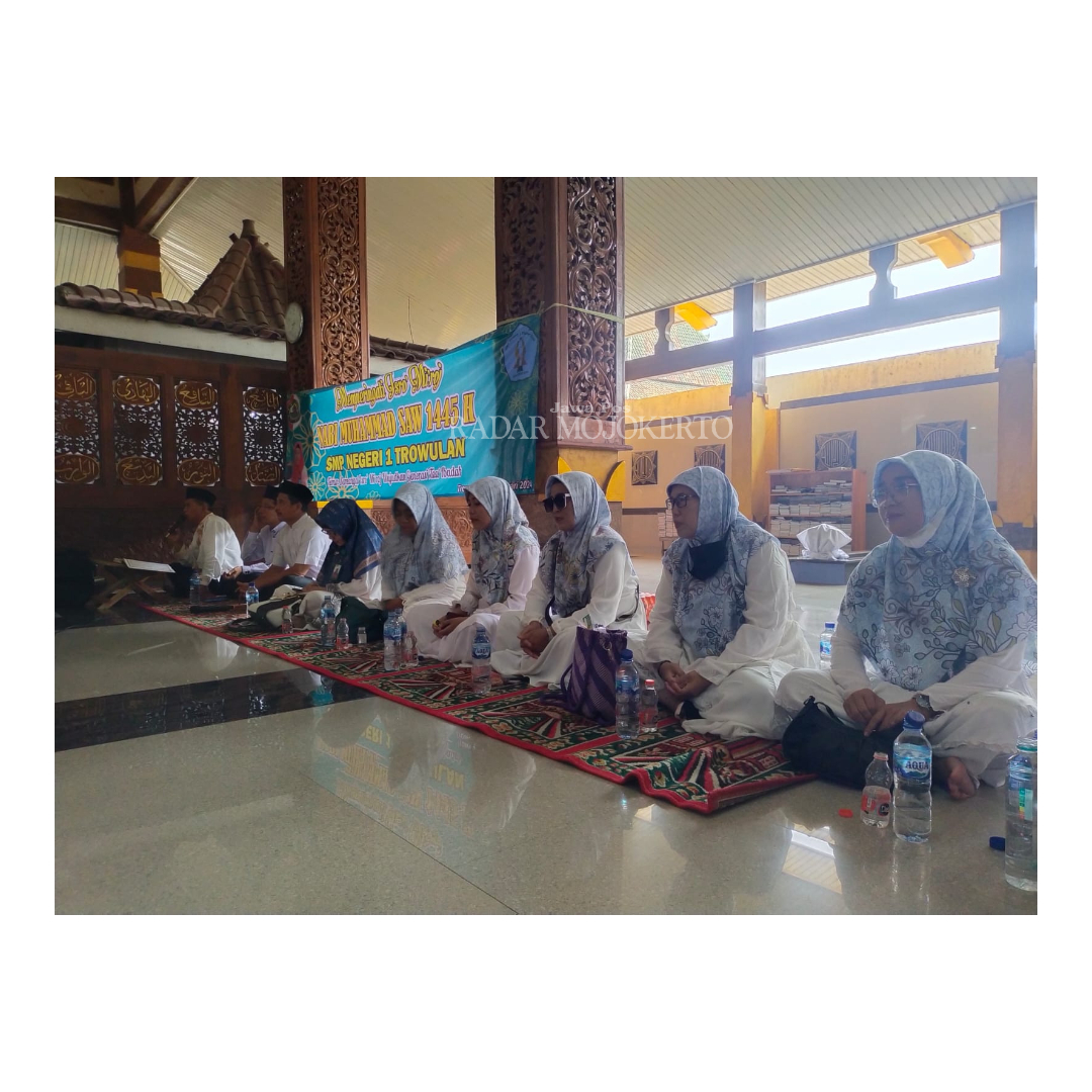 BAGIAN EDUKASI: Siswa SMPN 1 Trowulan didampingi guru di wisata religi Makam Troloyo untuk memperingati Isra Mikraj, Rabu (8/2).