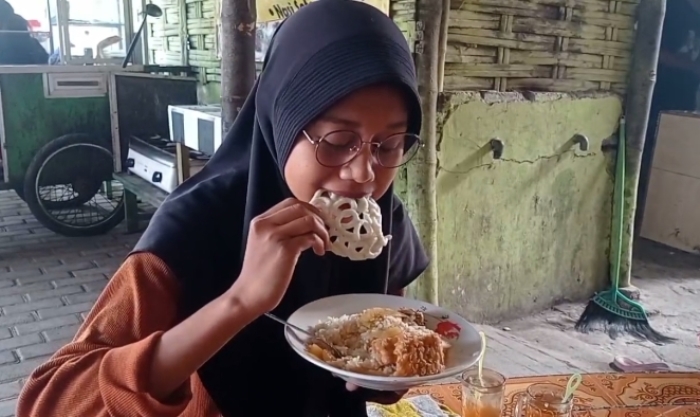 TRADISIONAL: Pelanggan menikmati sajian nasi lodeh mercon khas warung Jaiyah, di Dusun/Desa Kejagan, Kecamatan Trowulan, Kabupaten Mojokerto.