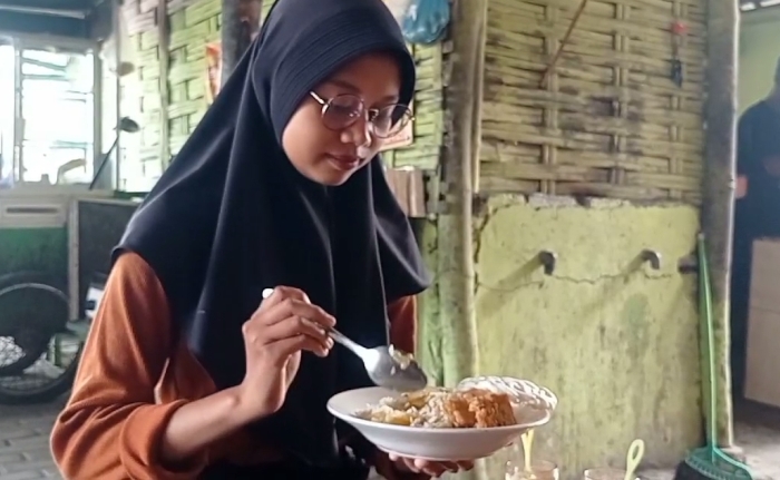 KHAS PEDESAAN: Pelanggan warung Jaiyah menikmati kelezatan nasi lodeh mercon di Dusun/Desa Kejagan, Kecamatan Trowulan, Kabupaten Mojokerto.
