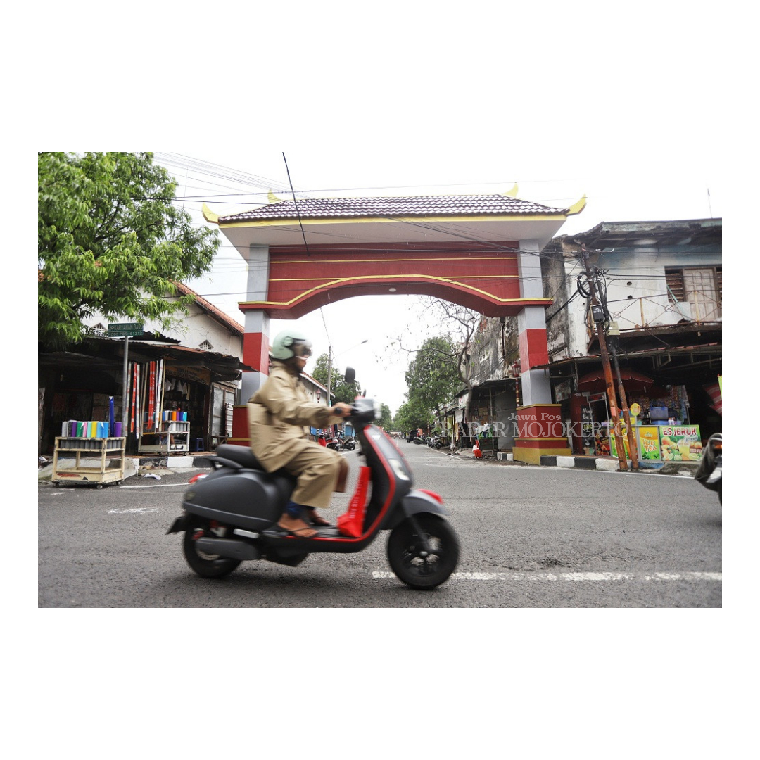BERCORAK TIONGHOA: Gapura yang menjadi pintu gerbang di kawasan Pecinan, Kelurahan Sentanan, Kecamatan Kranggan, Kota Mojokerto.