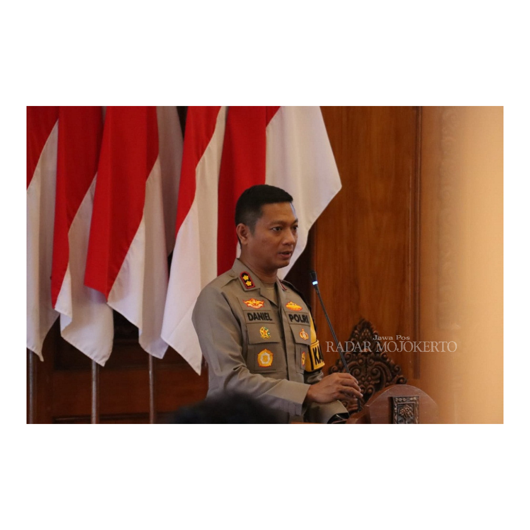 NETRAL: Kapolres Mojokerto Kota, AKBP Daniel S. Marunduri memberikan arahan pengamanan TPS kepada 232 personel kepolisian di gedung Satya Mandala Pemkot Mojokerto, Rabu (7/2).