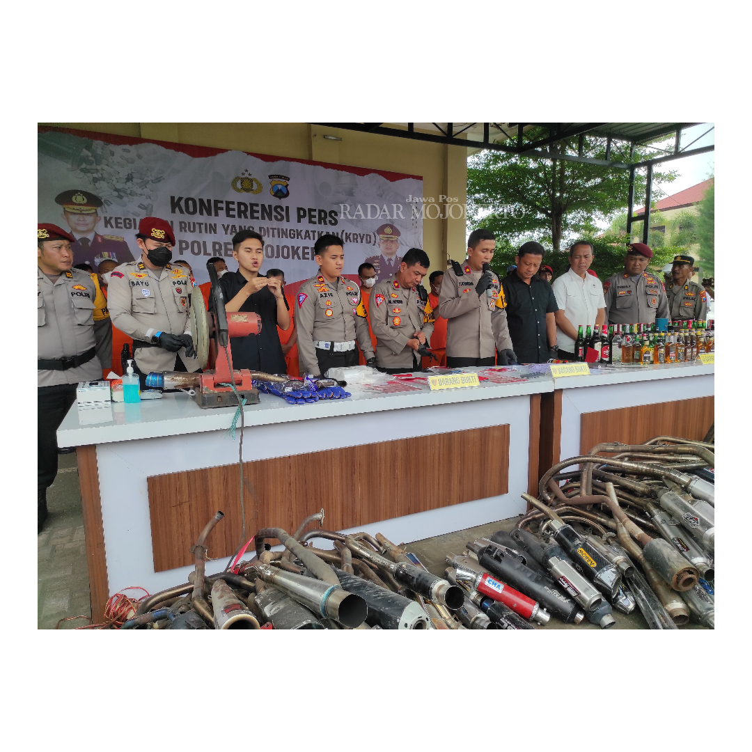 BARANG BUKTI: Wakapolres Mojokerto Kompol Yulie Krisna bersama jajaran pejabat utama (PJU) memamerkan hasil ungkap kasus selama KRYD di Mapolres, Rabu (7/2).