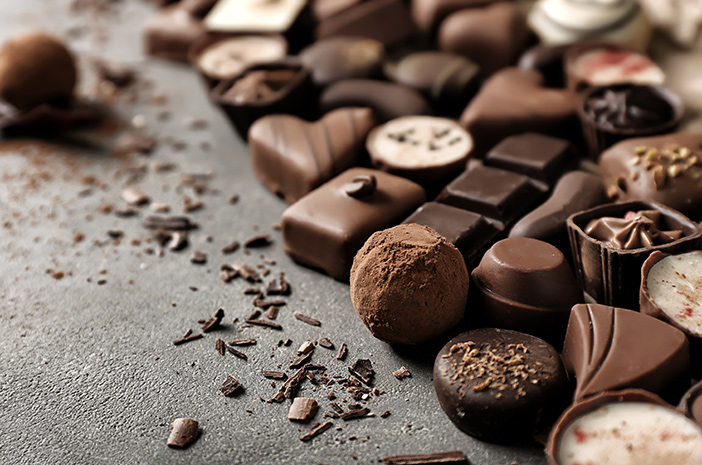 BERVARIATIF:  Jenis cokelat hitam atau dark chocolate dengan beragam bentuk membantu menurunkan tekanan dan memperkuat aliran darah. (foto: Jawa Pos)