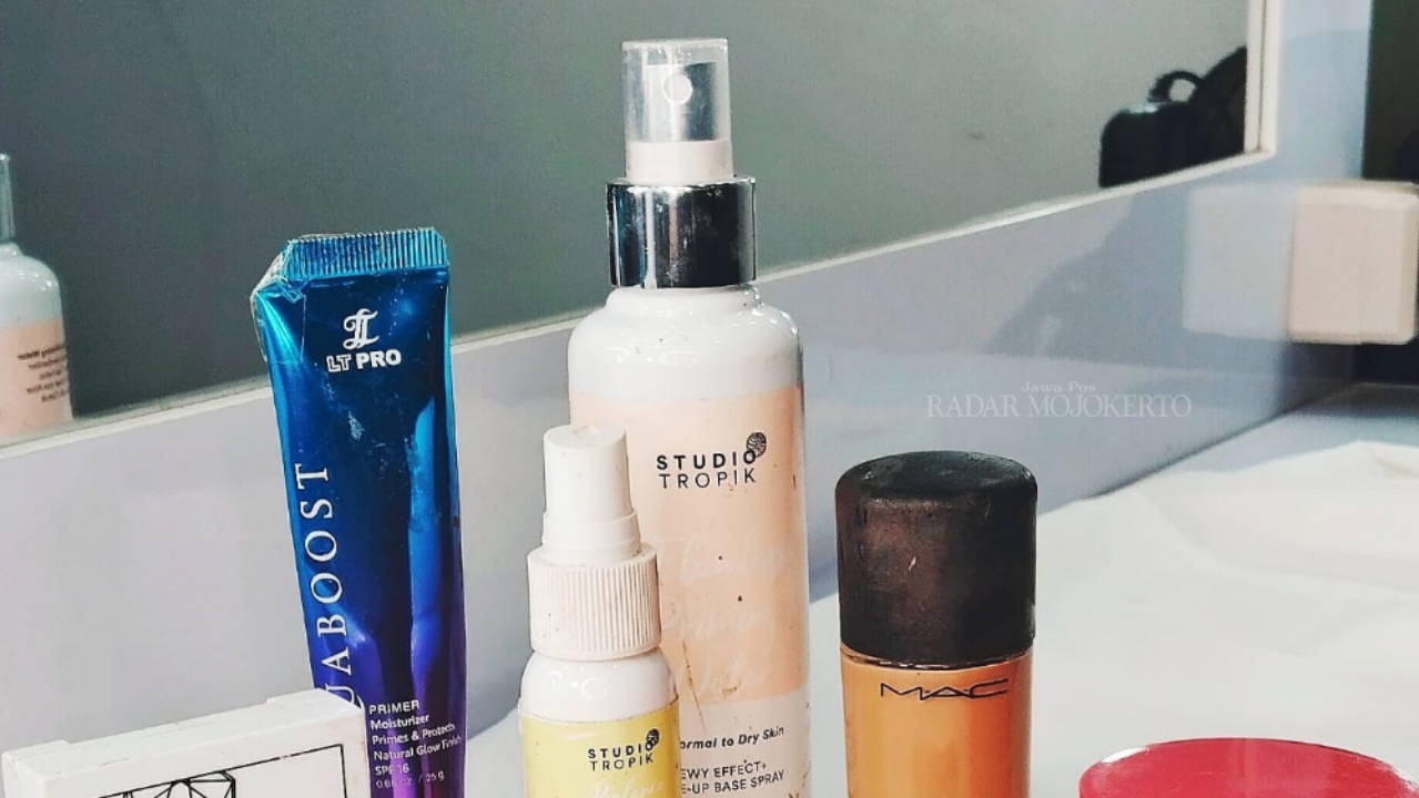 Sejumlah piranti pendukung hybrid make up