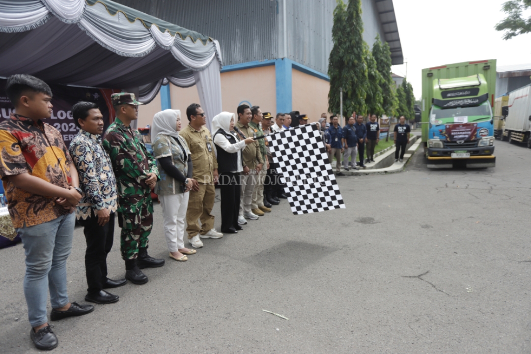 SIMBOLIK: Bupati Mojokerto Ikfina Fahmawati memberangkatkan logistik pemilu dari gudang penyimpanan di Jalan RA Basuni, Mojokerto, Sabtu (10/2).
