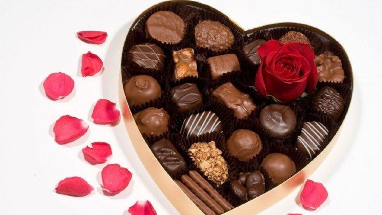 BERBENTUK HATI: Berbagai jenis cokelat dengan hiasan bunga yang menjadi ikon hari kasih sayang. (foto: Kementrian Kesehatan Republik Indonesia)