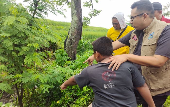 TITIK LOKASI: Pj Wali Kota M. Ali Kuncoro ditunjukkan keluarga korban, Sultan Ibrahim, lokasi terseret dan tenggelamnya pasutri, di Sungai Banyak, Desa Candiwatu, Kecamatan Pacet, Sabtu (10/2)