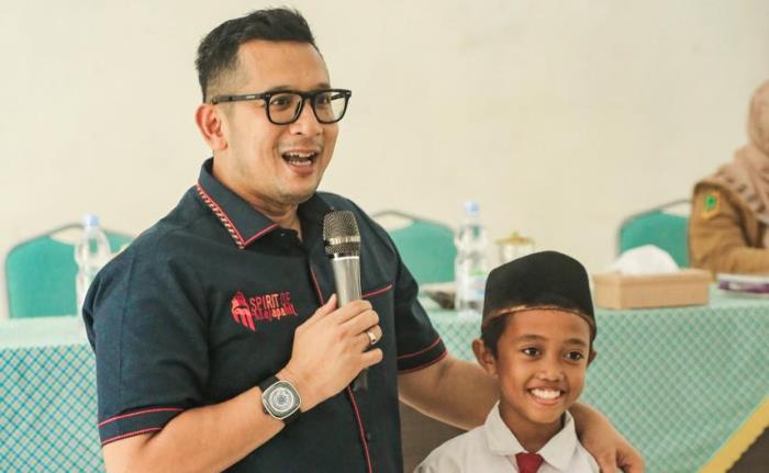 PRIHATIN: Pj Wali Kota Mojokerto Moh. Ali Kuncoro menerjunkan tim untuk membantu pencarian korban terseret arus sungai di Pacet.
