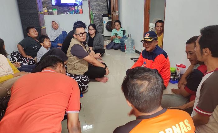 BERDUKA: Pj Wali Kota Mojokerto mendengarkan keterangan saksi-saksi saat mendatangi lokasi terseret dan tenggelamnya pasutri asal Kelurahan Wates, Kecamatan Magersari.