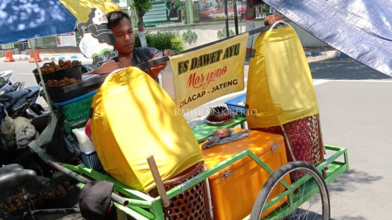 MINUMAN SEGAR : Kuliner minuman es dawet ayu menjadi salah satu pilihan pengunjung Alun-Alun Kota Mojokerto.