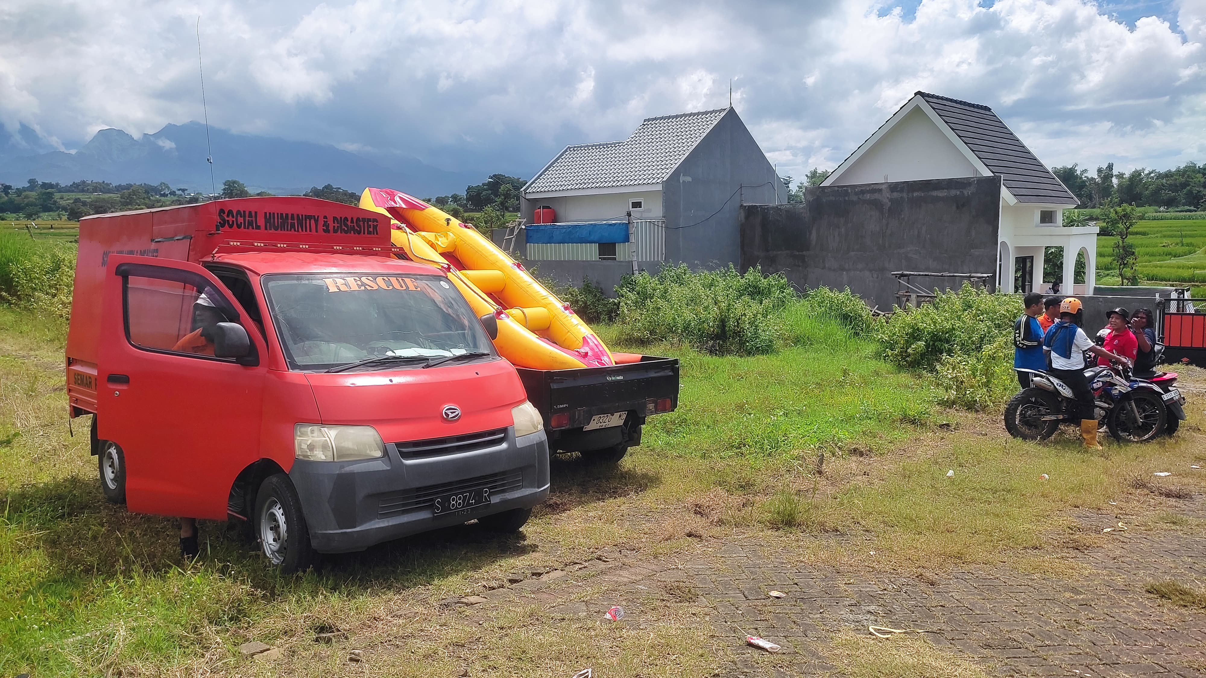 DIBOYONG: Posko operasi SAR kecelakaan air di Pacet dialihkan ke tepi Kali Porong, Desa Sukoanyar, Kecamatan Ngoro, Senin (12/2).