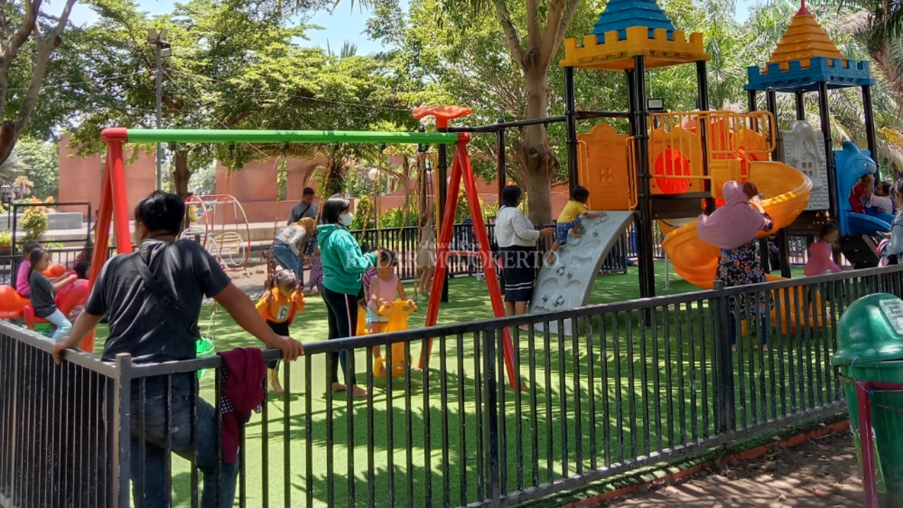 PLAYGROUND: Sejumlah anak-anak tampak bermain di area playground Alun-Alun Kota Mojokerto, Senin (12/2/2024).