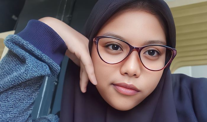 PERCAYA DIRI: Annisa Nur Fadilah, siswa asal Trowulan menggunakan kacamata clear cat eye berwarna cokelat. (foto: Annisa Nur Fadilah for Radar Mojokerto)