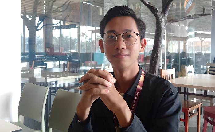 DIGANDERUNGI: Satria Putra, siswa asal Kota Mojokerto menggunakan kacamata fotokromik filter cahaya. (foto: Wilda Mifta for Radar Mojokerto)
