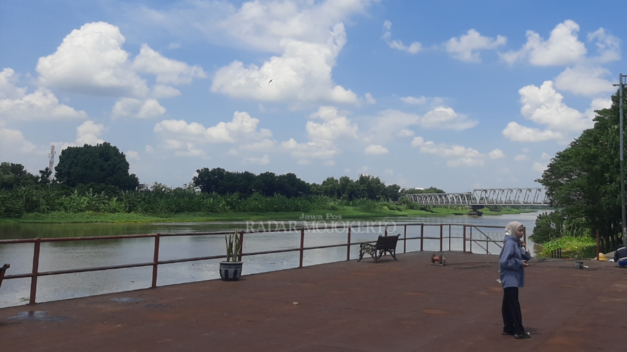 MENARIK : Lanskap sungai Brantas tampak dari ponton di Jalan Hayam Wuruk,  Kelurahan/Kecamatan Magersari, Kota Mojokerto, Senin (12/2/2024).
