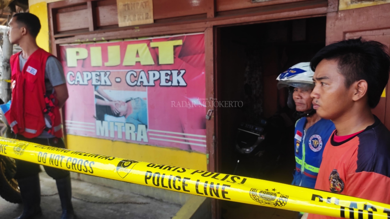 POLICE LINE: Panti Pijat Mitra milik Indarwati di Dusun Tegalan, Desa/Kecamatan Trowulan, diberi garis polisi, Selasa (13/2).