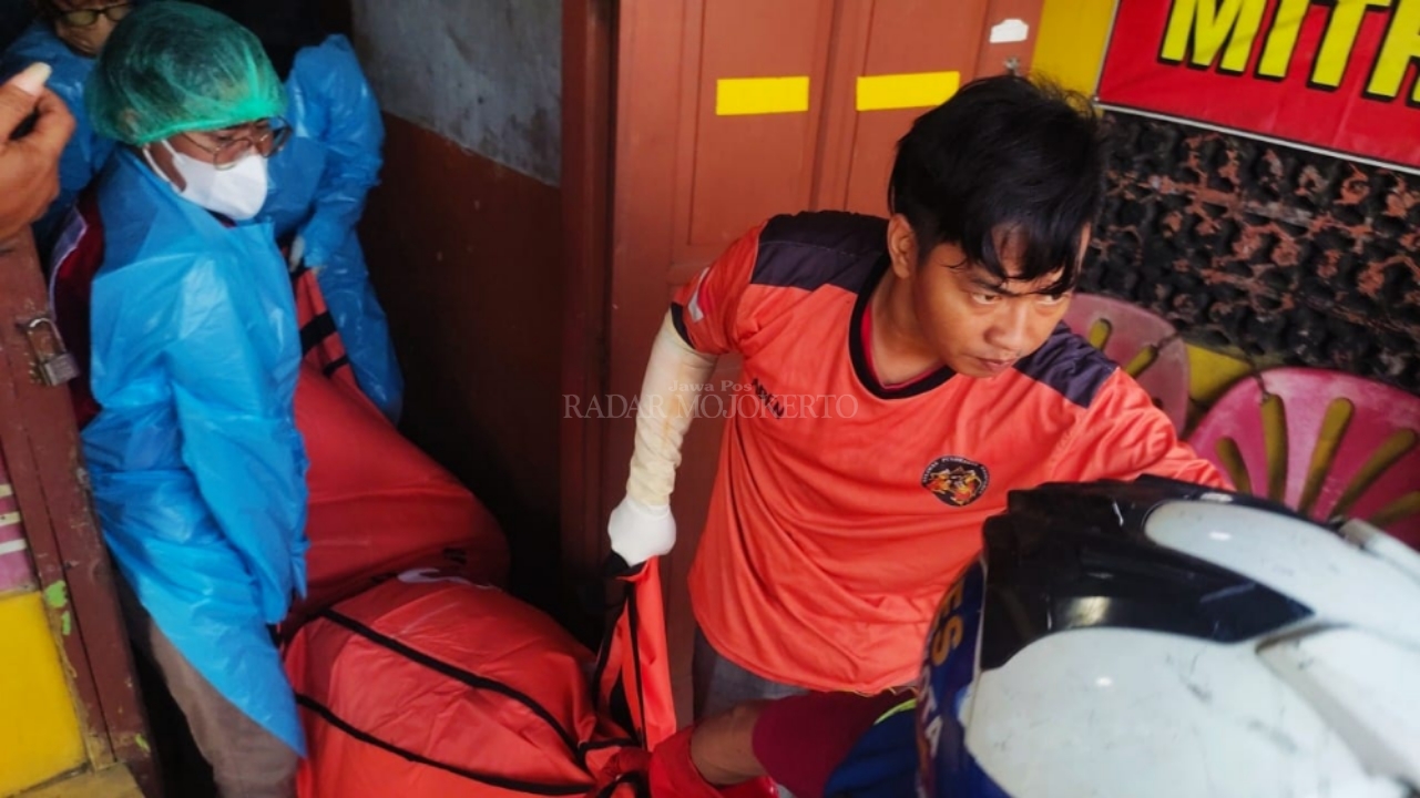 DIEVAKUASI: PMI Kabupaten Mojokerto bersama relawan mengevakuasi jasad korban ke RSUD dr Wahidin Sudiro Husodo, Kota Mojokerto.