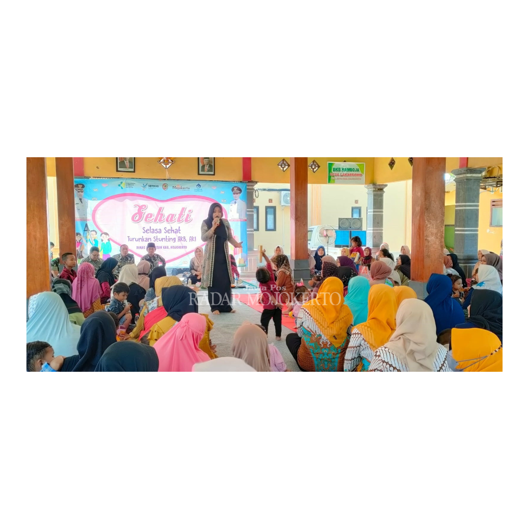 KOLABORATIF: Bupati Ikfina Fahmawati memberi edukasi kepada warga Desa Lakardowo, Kecamatan Jetis, terkait penanganan stunting.