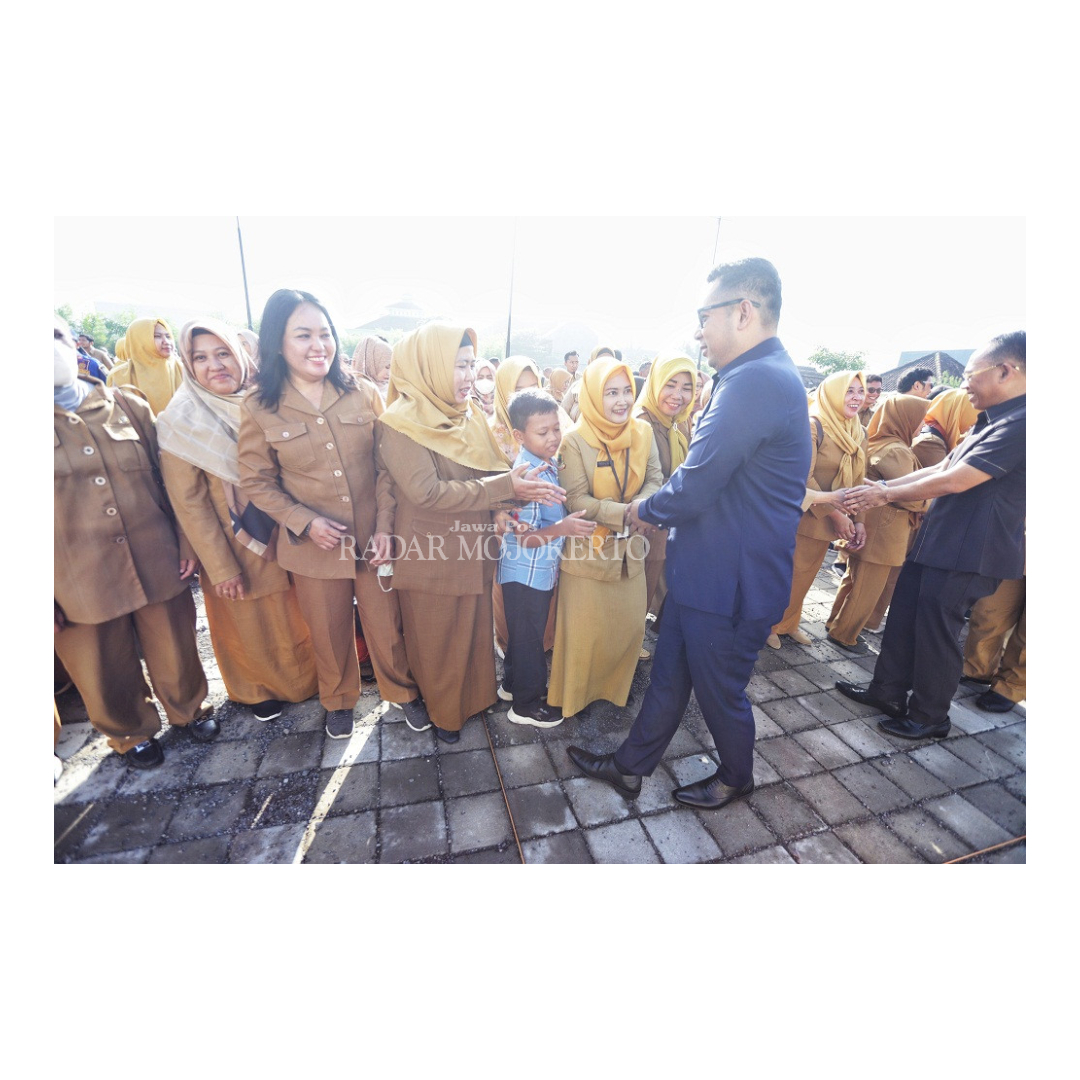 IMBAUAN: Pj  Wali Kota Mojokerto Ali Kuncoro menyalami para ASN usai memimpin apel ASN di lingkungan Pemkot Mojokerto di halaman parkir GOR dan  Seni Mojopahit, Senin (12/2).