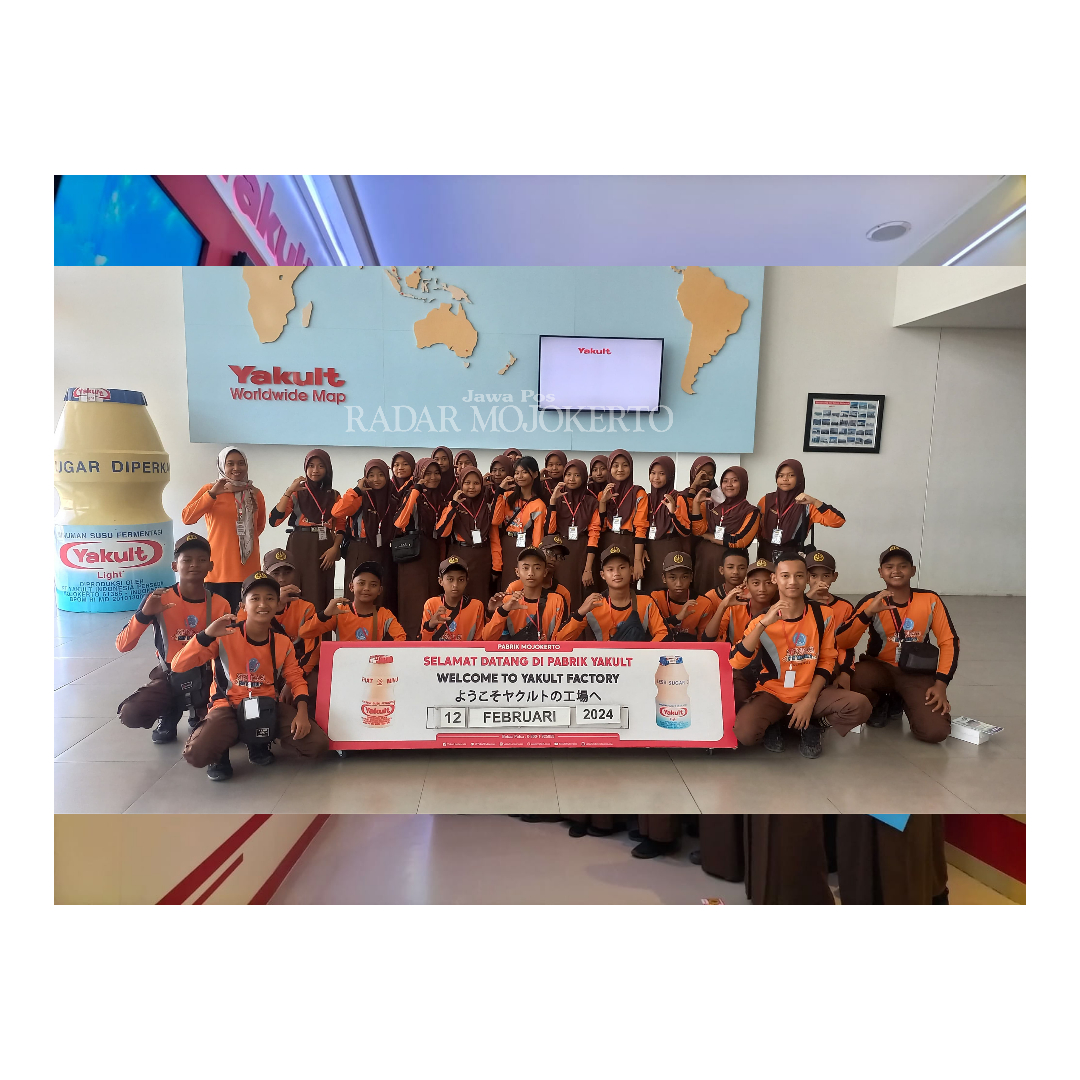 ANTUSIAS: Siswa SMPN 2 Kemlagi semangat melakukan kunjungan industri ke PT Yakult Indonesia di Kecamatan Ngoro, Senin (12/2).