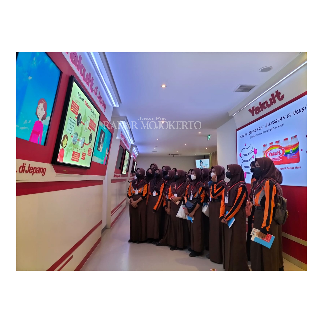 ANTUSIAS: Siswa SMPN 2 Kemlagi semangat melakukan kunjungan industri ke PT Yakult Indonesia di Kecamatan Ngoro, Senin (12/2).