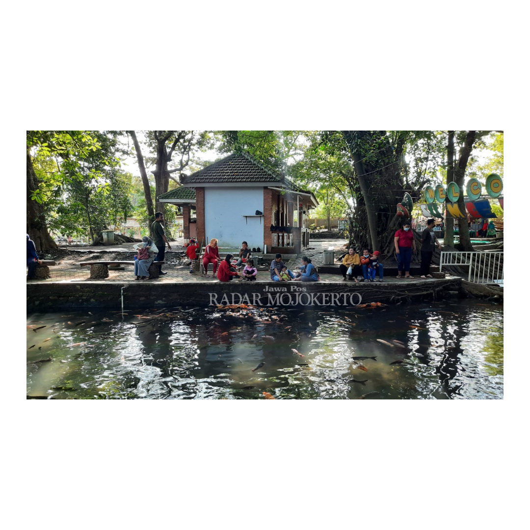DESTINASI: Wisatawan saat berkunjung ke wisata Sumber Dhuwur di Desa Wonosari, Kecamatan Ngoro, Kabupaten Mojokerto.