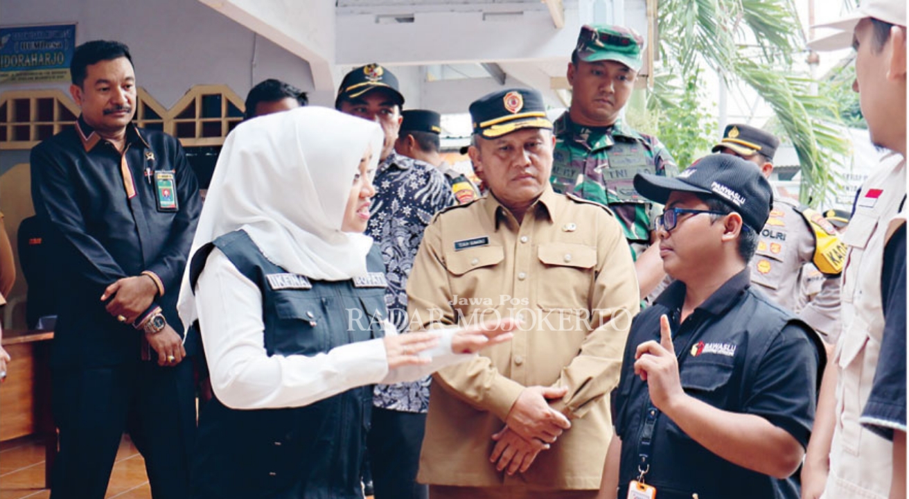 PANTAU LANGSUNG: Bupati Mojokerto Ikfina Fahmawati bersama Forkopimda Kabupaten Mojokerto meninjau langsung sejumlah tempat panitia pemungutan suara (PPS) di beberapa wilayah untuk memastikan kesiapan