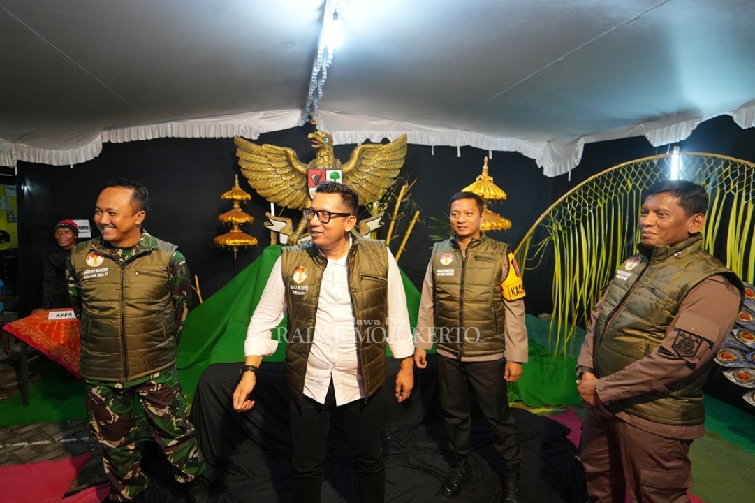 KOMPAK: Pj Wali Kota Moh. Ali Kuncoro meninjau langsung ke sejumlah TPS tematik dengan Dandim 0815 Letkol Inf M. Iqbal Prihanta Yudha, Kapolres Kota AKBP Daniel Marunduri, Kajari Bobby Ruswin.