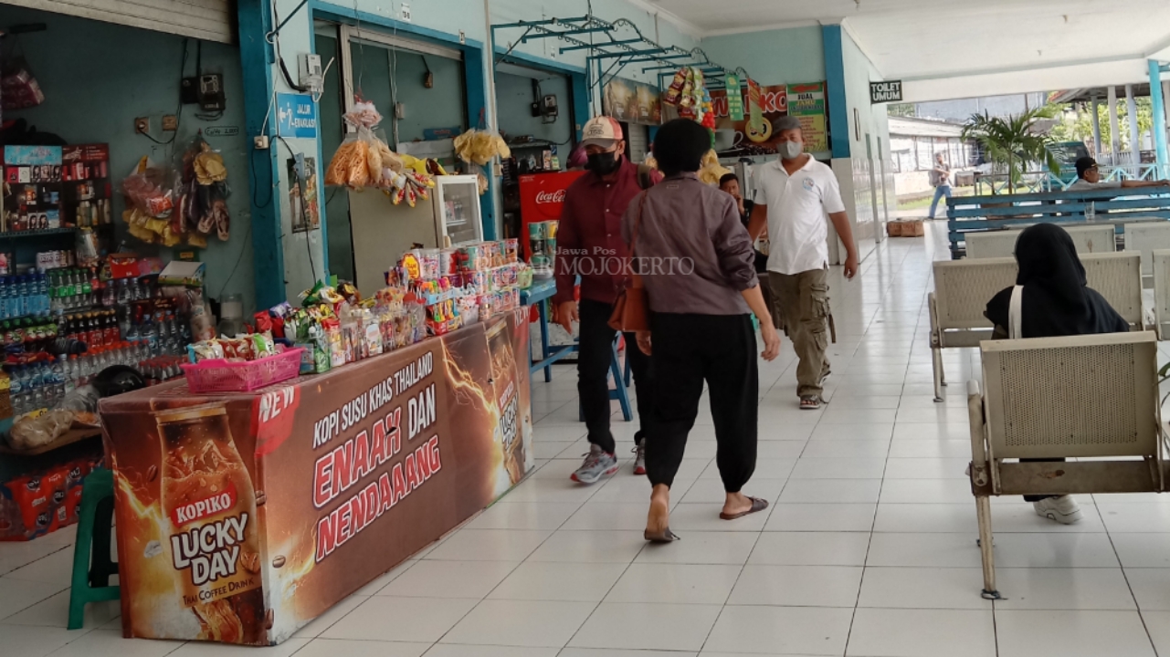 RAMAI: Lalu lalang pengunjung Terminal Kertajaya Kota Mojokerto kian ramai semenjak adanya bus Trans Jatim, Selasa (13/2).