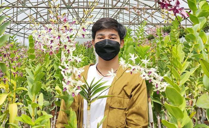HOBI: Kecintaan Dhani pada bunga anggrek dapat menciptakan peluang usaha dengan omzet yang besar. (foto: dok Setiawan Ramadhani Wicaksono for Radar Mojokerto)