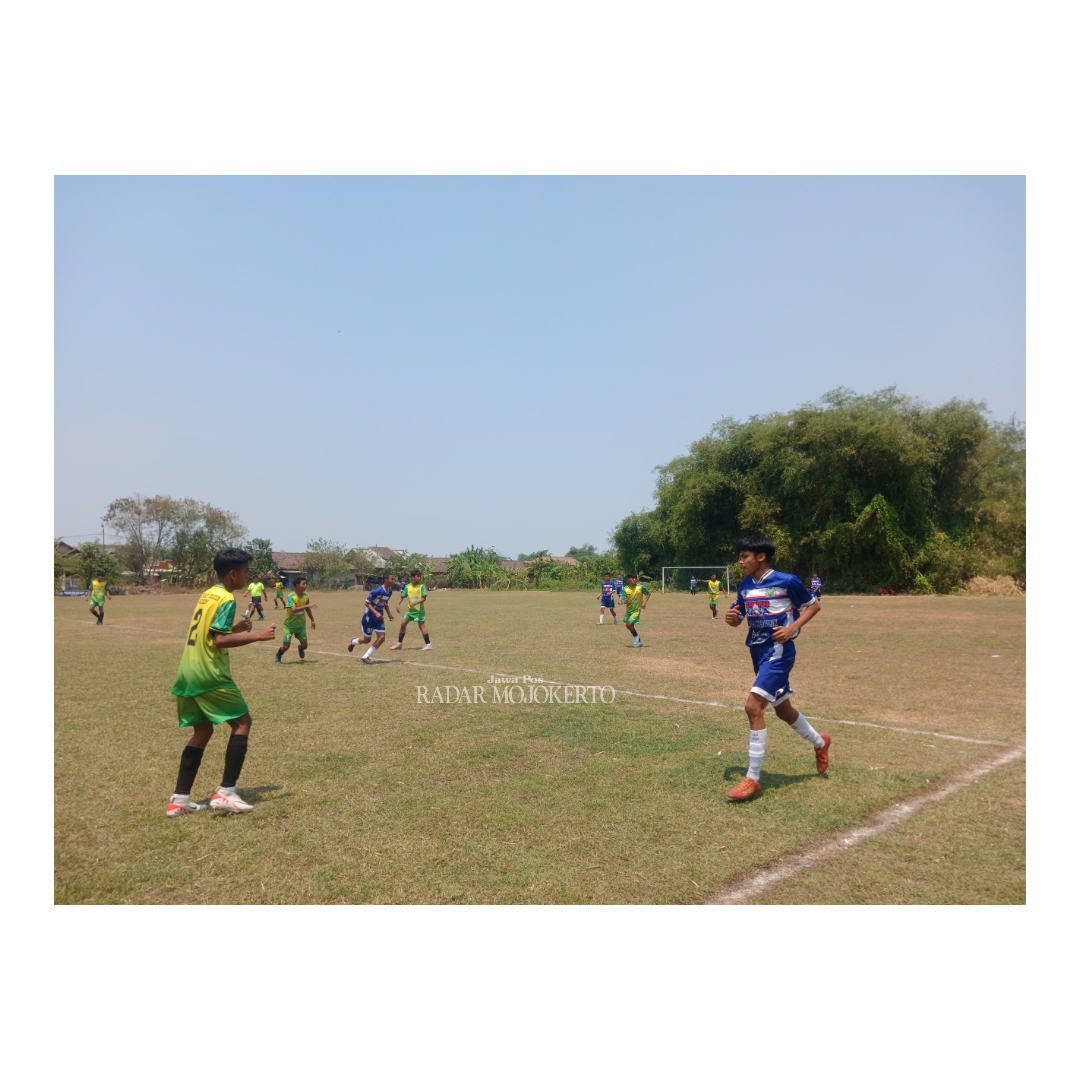 KOMPETISI: Pertandingan final Piala Soeratin Askab PSSI Mojokerto di Kecamatan Pungging tahun lalu.