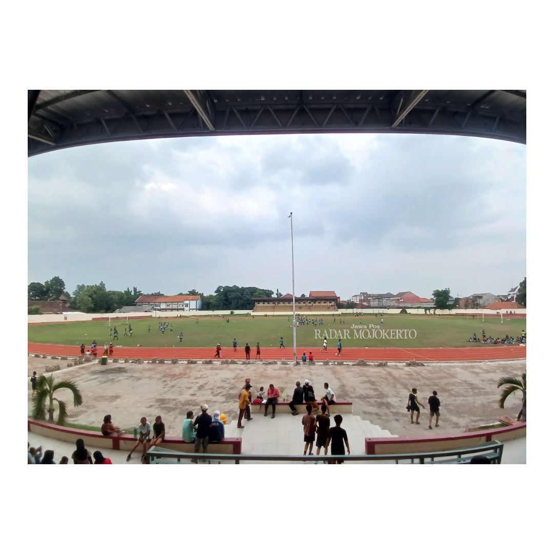 RAMAI: Aktivitas olahraga masyarakat di kompleks Gelora Ahmad Yani, Kota Mojokerto, Selasa (13/2).