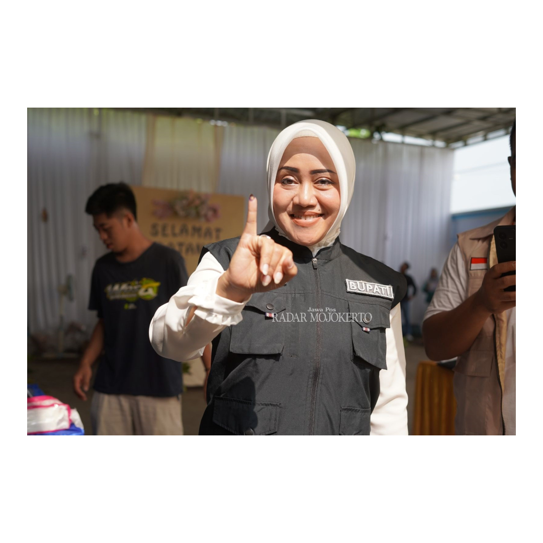 PARTISIPASI: Bupati Mojokerto Ikfina Fahmawati menunjukkan jari kelingkingnya sebagai tanda usai menyalurkan hak suaranya di TPS 02 Desa Tampungrejo, Kecamatan Puri, kemarin (14/2).