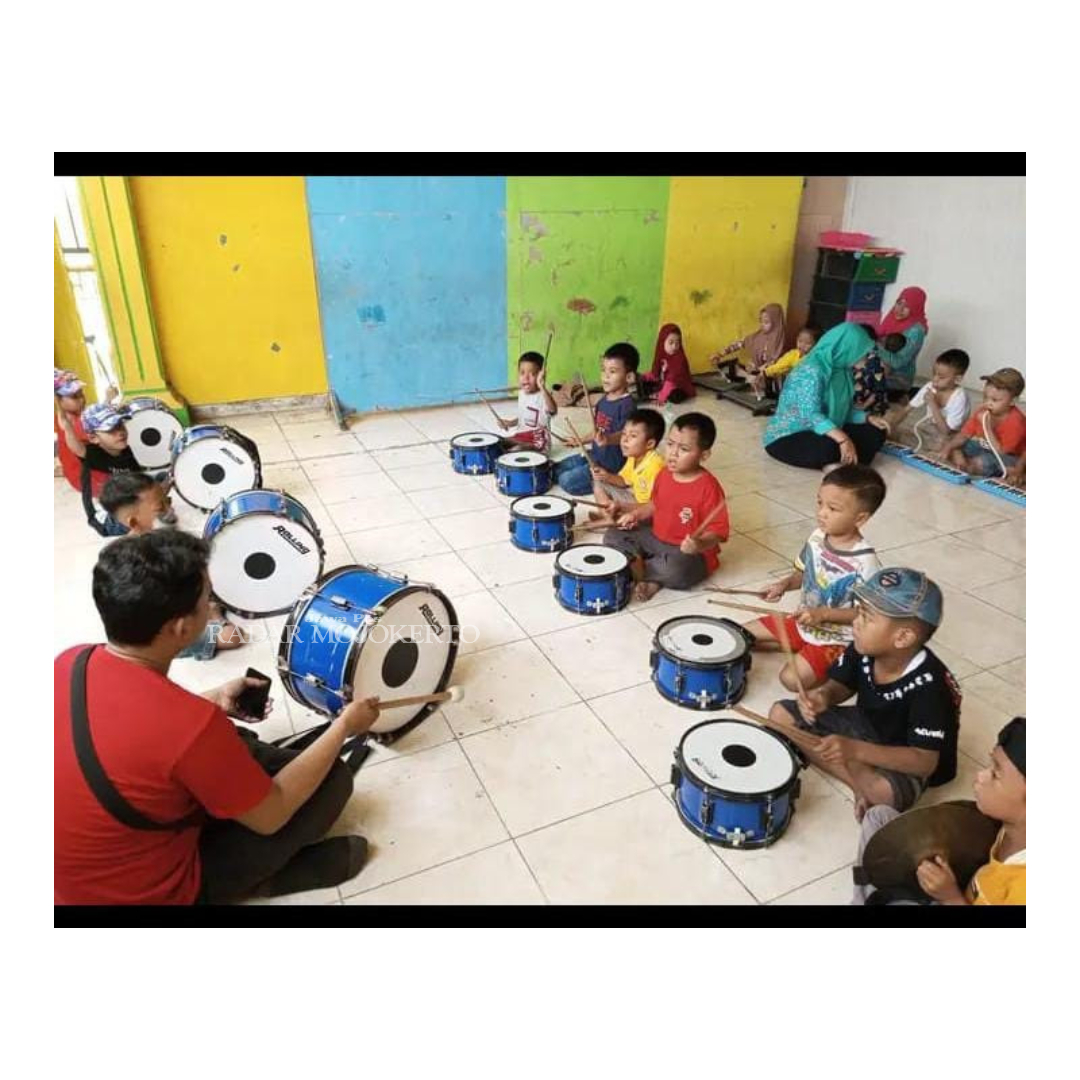 SERU: Siswa TK Nur Azizi belajar mengenal makanan tradisional dengan cara menghias kue donat, kemarin (15/2).