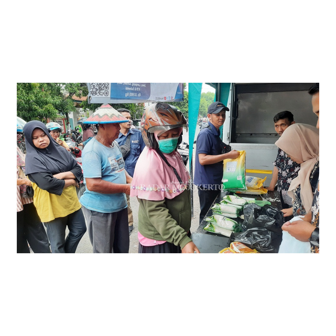 DIOBRAL: Warga mengantri membeli beras murah pada operasi pasar di Pasar Tanjung Anyar, Kota Mojokerto, Kamis (15/2).