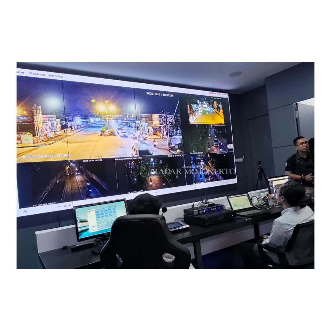 TAMBAH TITIK: Petugas Dishub Kabupaten Mojokerto memantau kondisi lalu lintas dari ATCS Control Room Pasopati. 10 smart CCTV ditambahkan di dua titik baru.