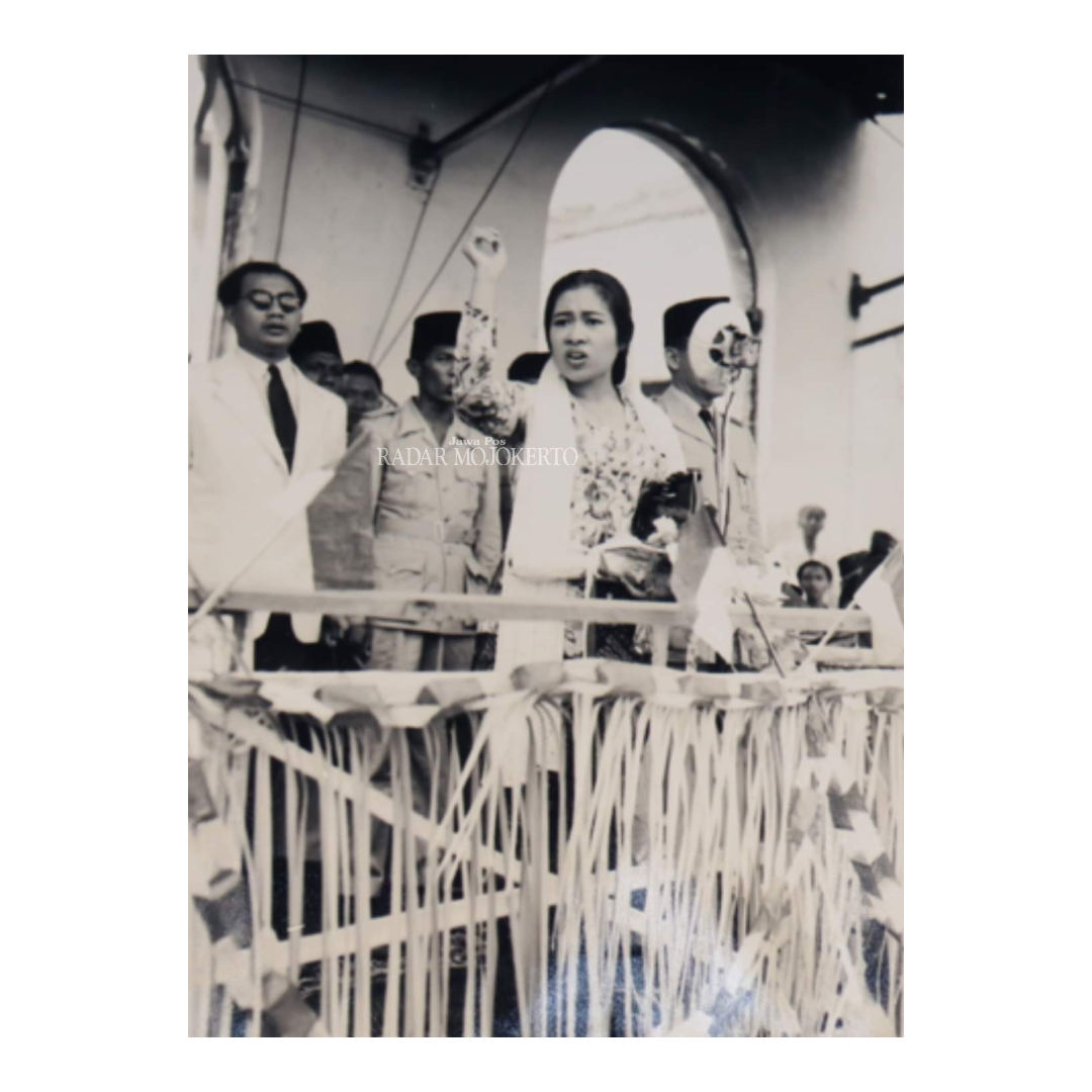 SEJARAH: Fatmawati berorasi di Stasiun Mojokerto tahun 1950 saat mendampingi Soekarno menemui rakyat yang menuntut pembubaran Negara Djawa Timur (NDT).