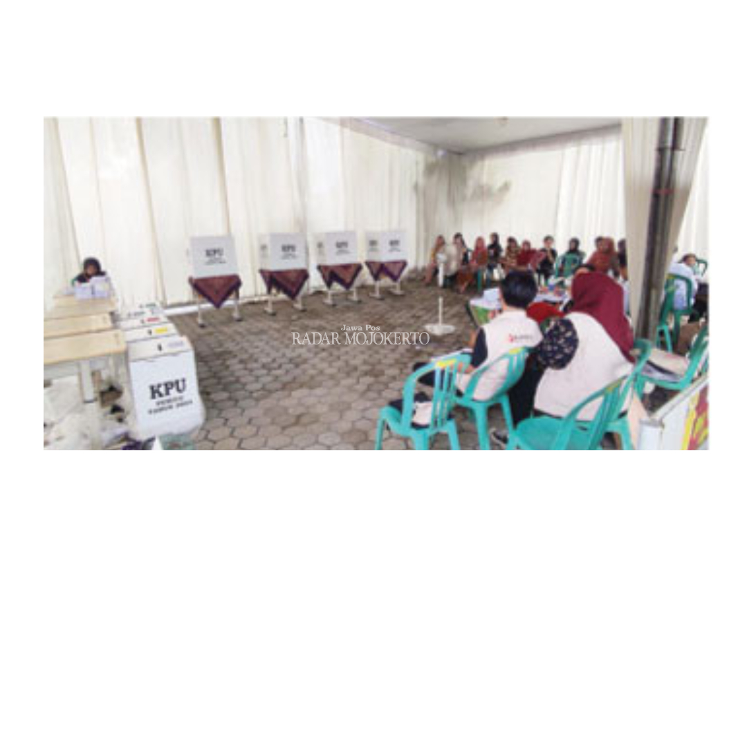 MOLOR: Sejumlah pemilih menunggu giliran mencoblos surat suara DPD di TPS 01 Desa Wringinrejo, Kecamatan Sooko, Rabu (14/2).