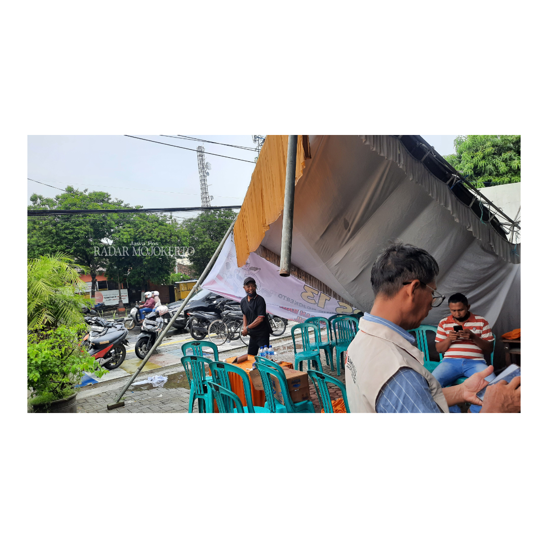 BERSERAKAN: Kondisi TPS 13 di Jalan Empunala, Kelurahan Balongsari, Kecamatan Magersari yang roboh setelah diterpa hujan deras, sore kemarin.