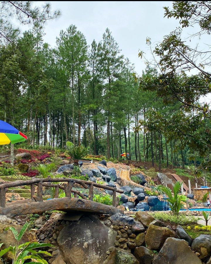 Wisata keluarga yang tercipta dari swadaya masyarakat setempat.