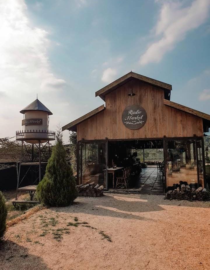 Bangunan depan Rustic Market berada di Tamiajeng, Kecamatan Trawas, Kabupaten Mojokerto.