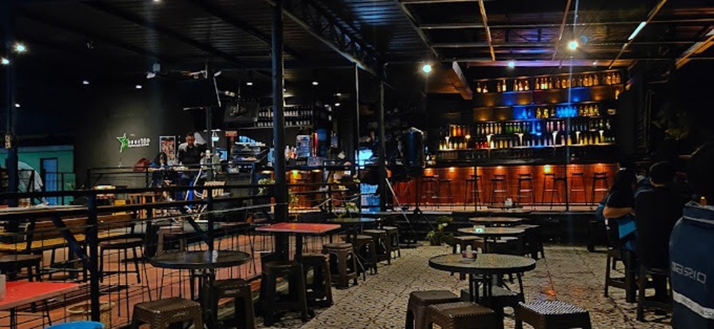 Suasana Malam Hari di Rooftop Kafe Jalan Mojosari, Desa/Kecamatan Pacet, Kabupaten Mojokerto.